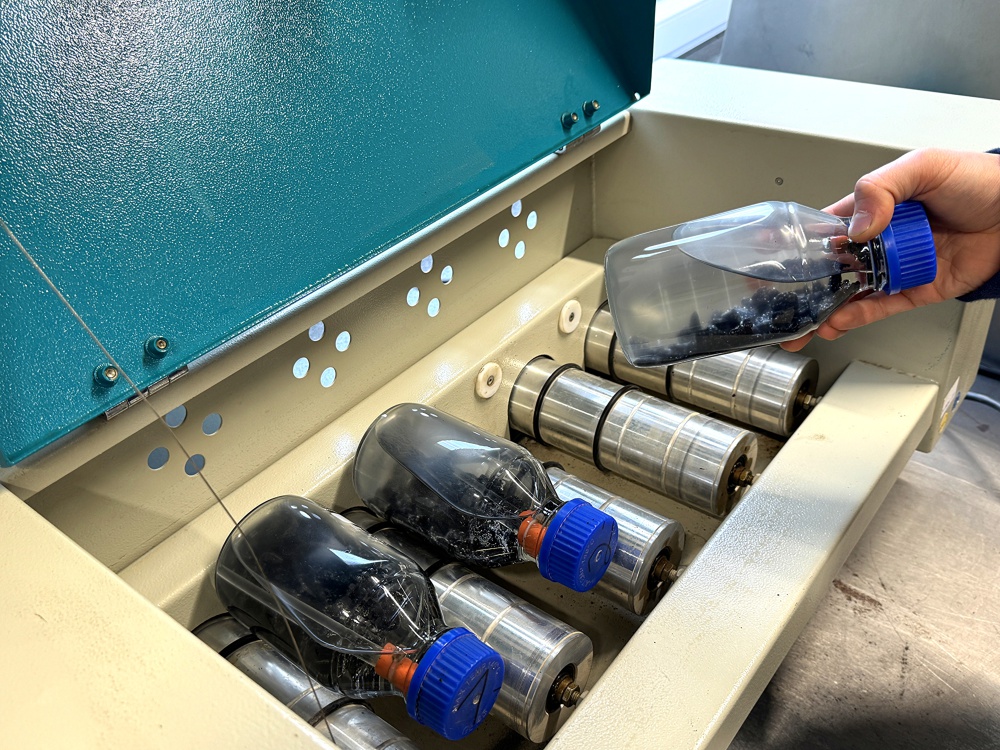 Prüfung des Haftverhaltens zw. Gestein und Bitumen