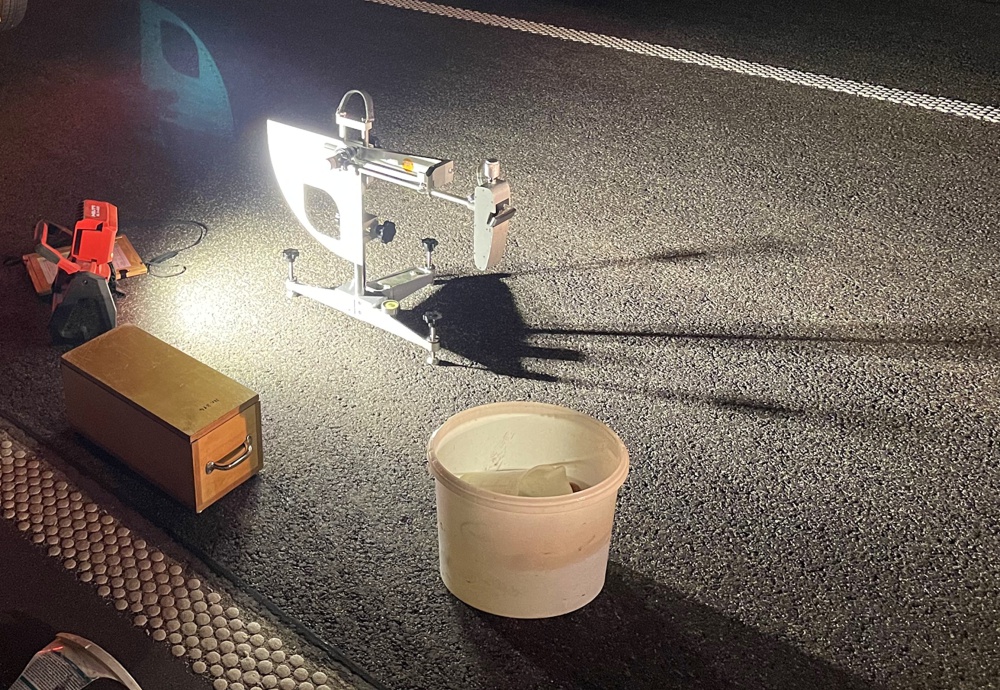 kombinierte Griffigkeitsmessung mit Pendelgerät und Ausflussmesser