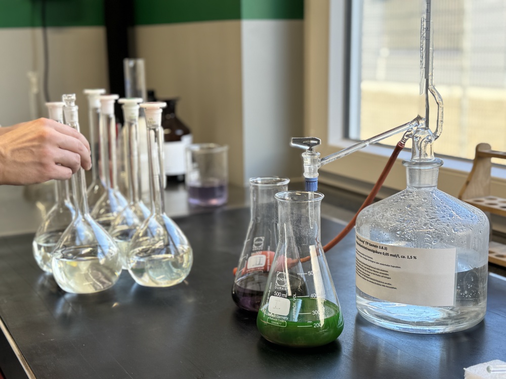 Bestimmung des Anteils an Gesamtkalk und Calciumhydroxid im Füller