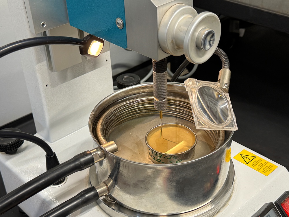 Nadelpenetration an hellem Bitumen