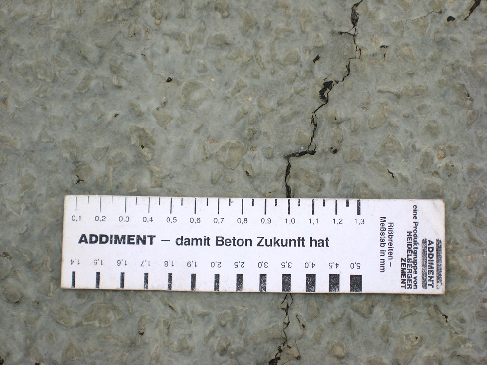 Rissbreitenbestimmung einer halbstarren Deckschicht