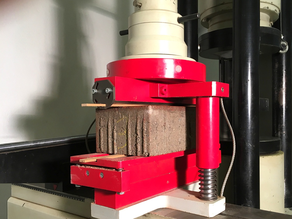 Prüfung Biegezugfestigkeit an Pflastersteinen