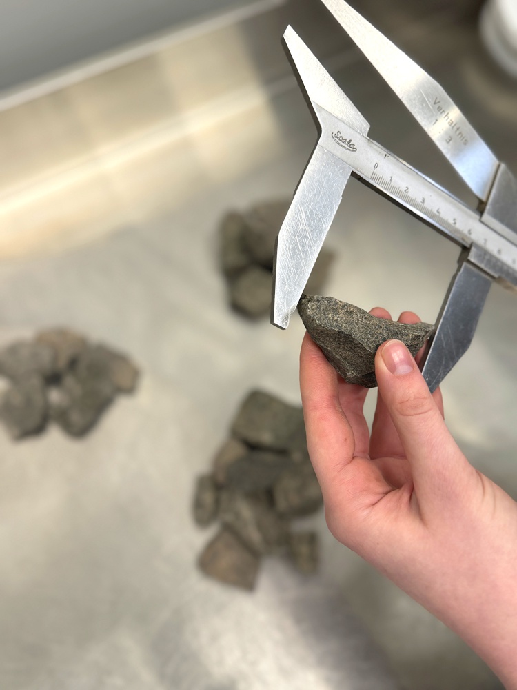 Prüfung der Kornform von Gesteinskörnungen