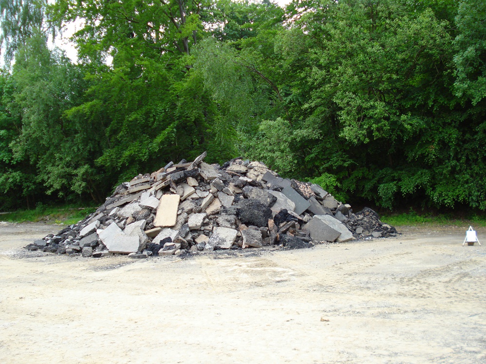 Zwischenlager von Straßenaufbruch