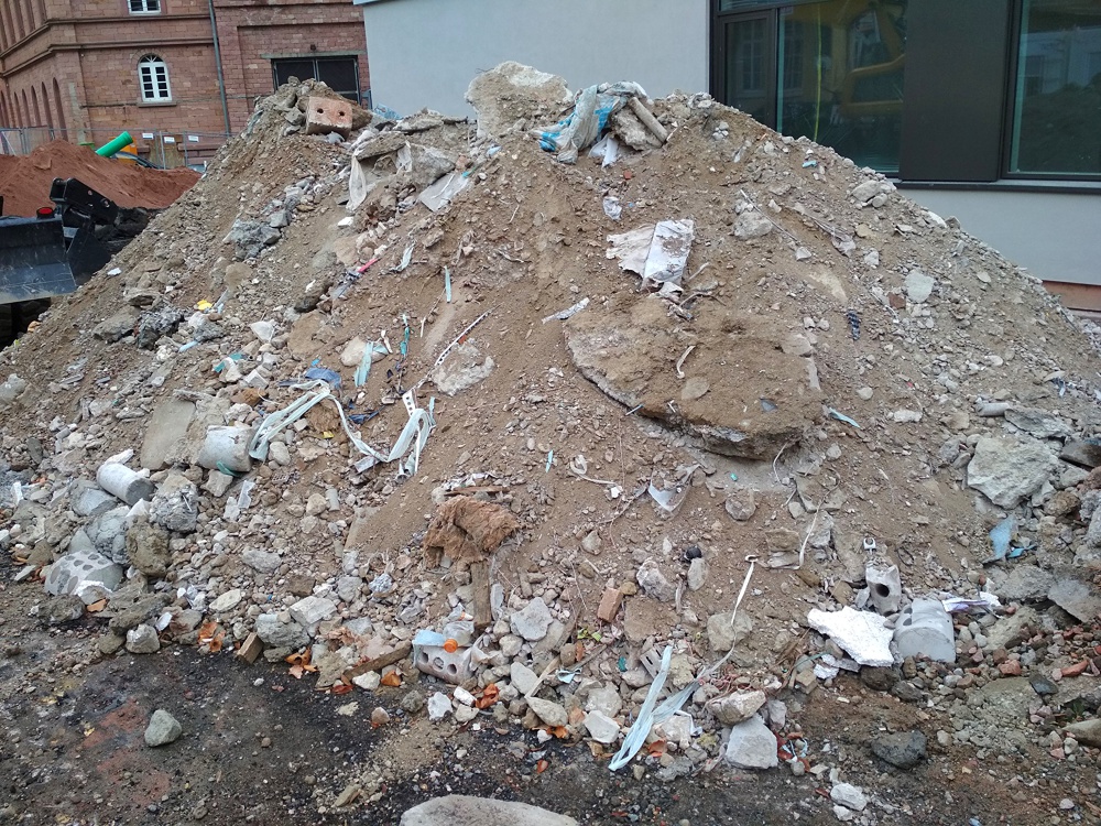 Zwischenlager von Straßenaufbruch mit Fremdbestandteilen
